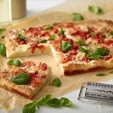 Pizza s rajčaty, bazalkou a mozzarellou