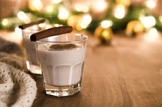 Vánoční nápoj s mlékem a smetanou