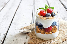 Protein jogurt s ovocem a domácí granolou