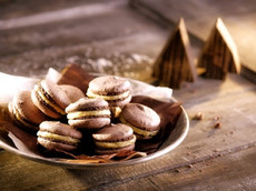 Čokoládové makronky s vanilkovo-kokosovým krémem