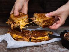 Sýrové sendviče s trhaným vepřovým masem a cibulkou